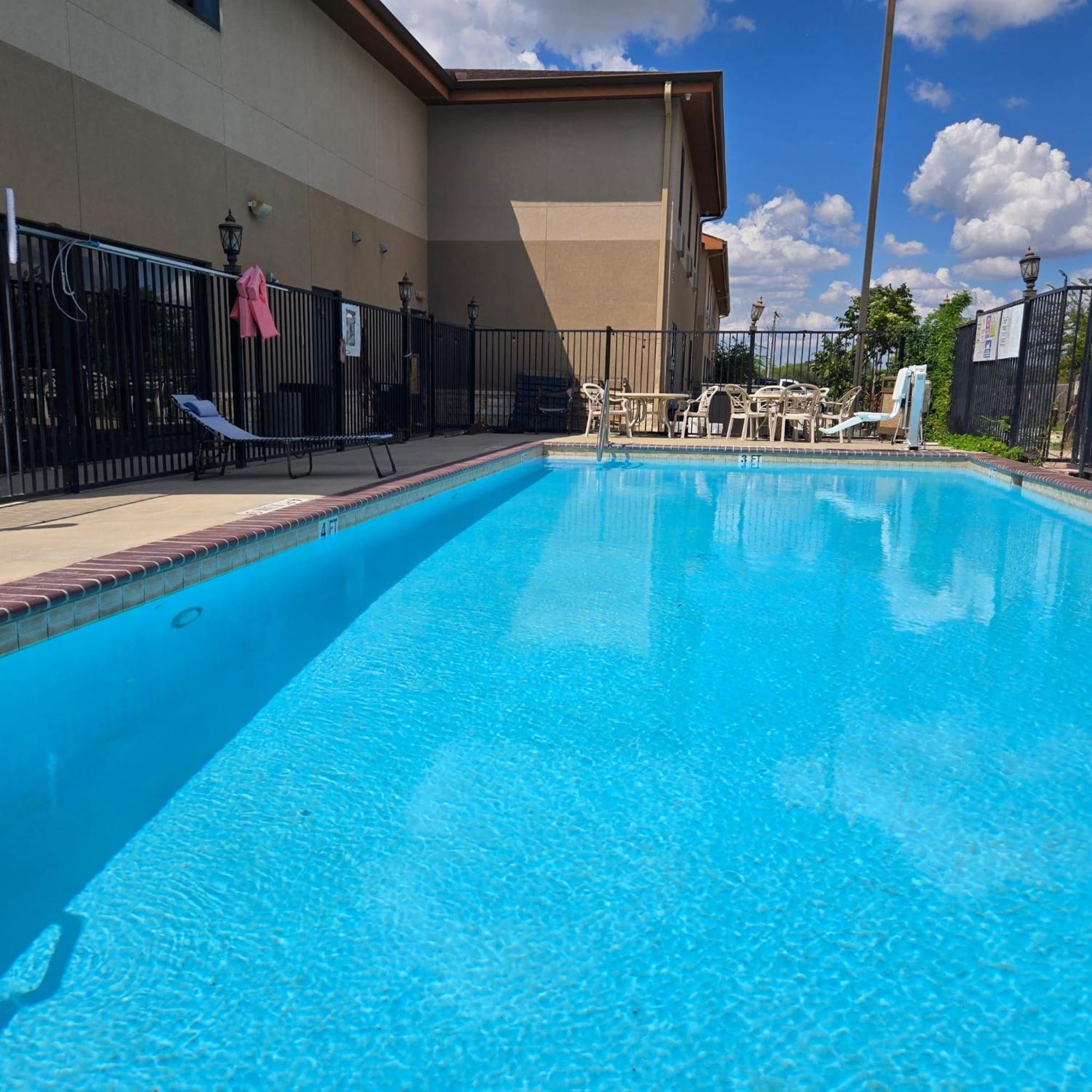 Karnes City Lodge ภายนอก รูปภาพ